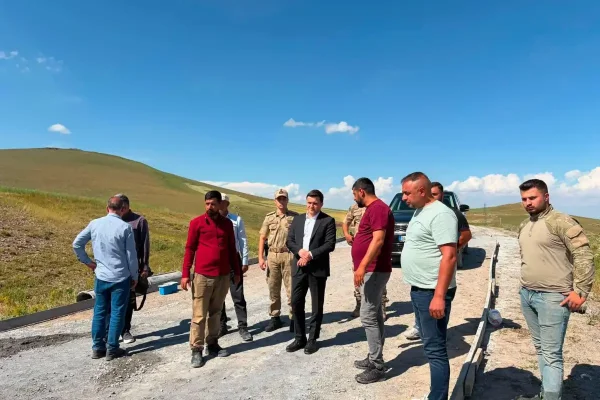 Digor Kaymakamı Abdulkadir Zengin, beton yol çalışmalarını yerinde inceledi