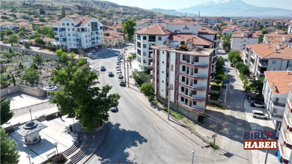 Aksaray’da Ervah Kabristanlığı Girişinde Bina Yıkılıyor