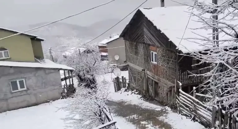 Sivas’ta bahar yerini kara bıraktı, köyler beyaza büründü