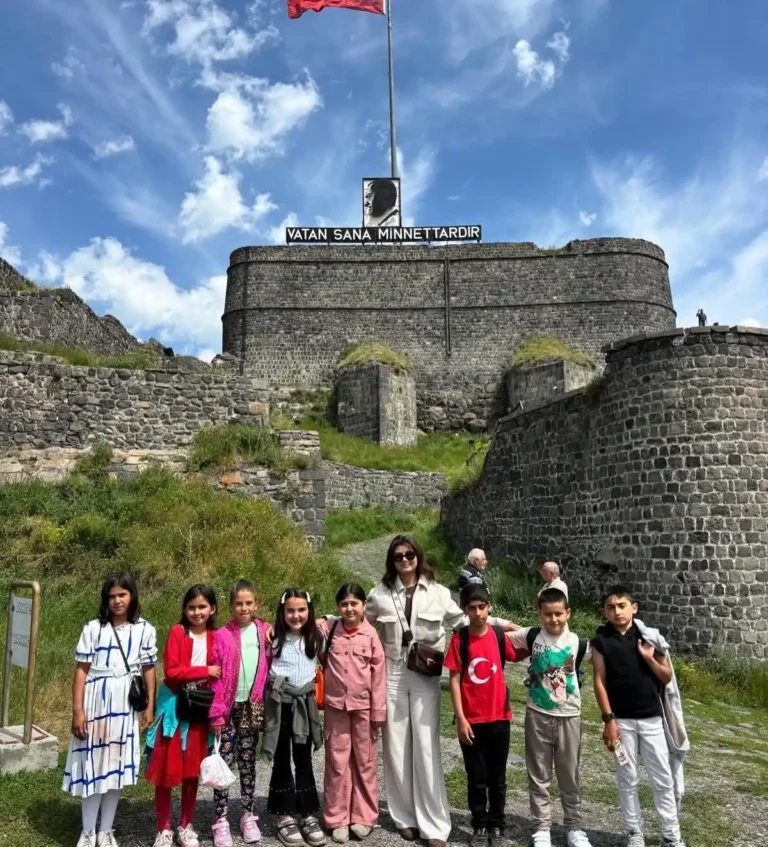 Kars’ta “Şehrimi Tanıyorum Projesi” ile öğrenciler tarihi mirası yerinde keşfetti