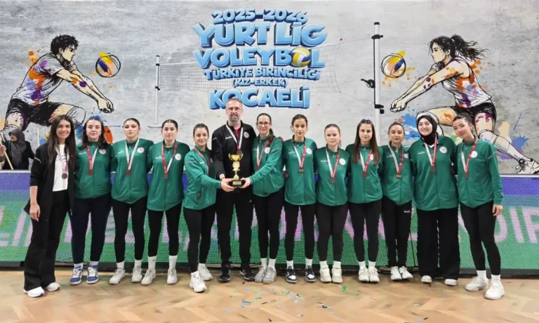 Artvin’den Voleybol da tarihi başarı: Türkiye’nin en iyi 4 takımı arasına girdiler