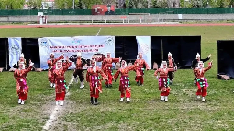 Kars’ta Halk Oyunları Şöleni: 923 öğrenci Anadolu’nun ritmine ortak oldu
