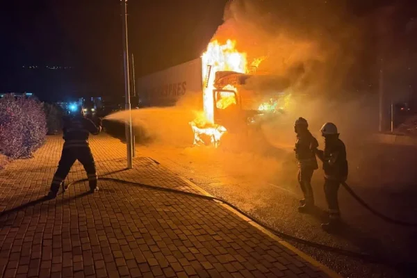Hatay’da tır alevlere teslim oldu