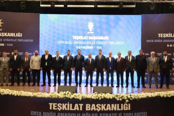 Van’daki teşkilat buluşmasına AK Parti Elazığ heyeti tam kadro katıldı