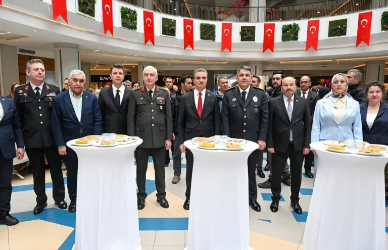 Güvenlik için çalışan eller yardım için kenetlendi