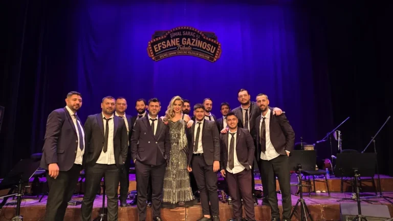 Göz kamaştıran şıklık, devleşen bir ses: Şimal Saraç nostaljinin zirvesinde