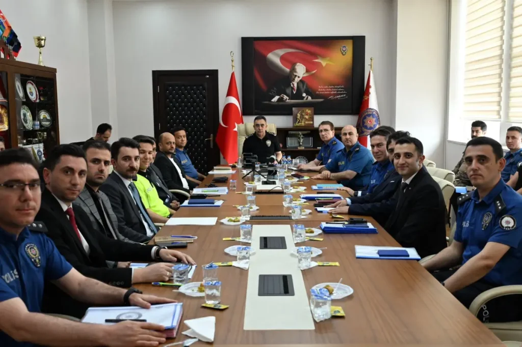 Kars Emniyeti’nde genel değerlendirme ve bilgilendirme toplantısı gerçekleştirildi