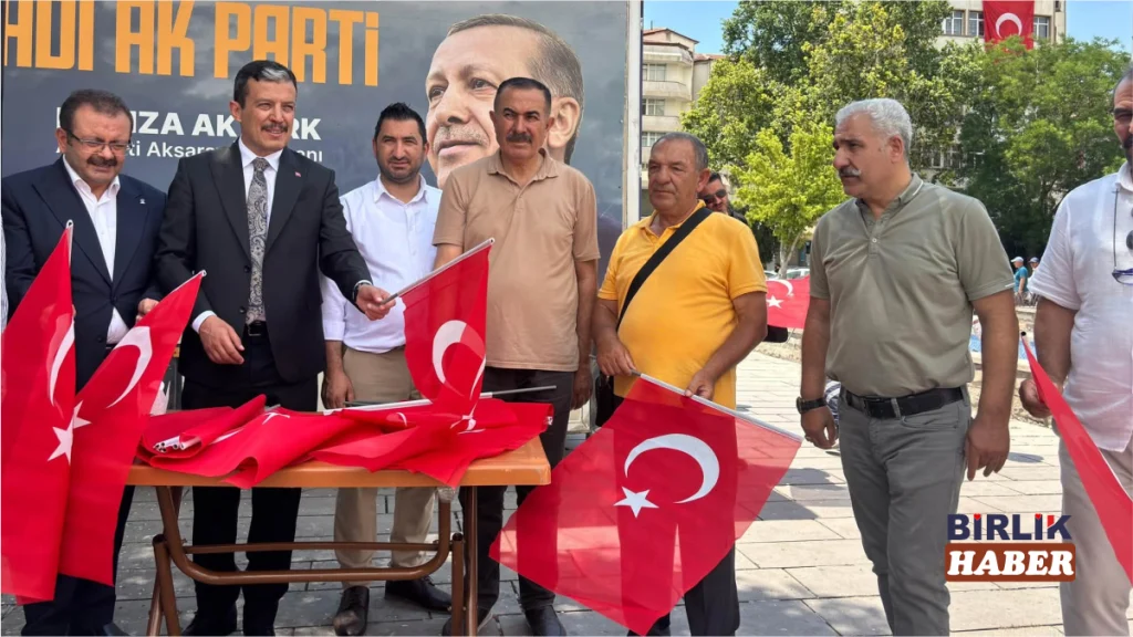 AK Parti Aksaray Teşkilatından Bayrak Dağıtımıyla Birlik Mesajı