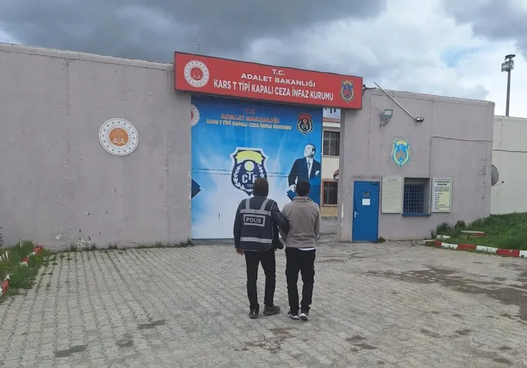 Kars’ta 8 yıl 4 ay hapis cezası bulunan dolandırıcı yakalandı