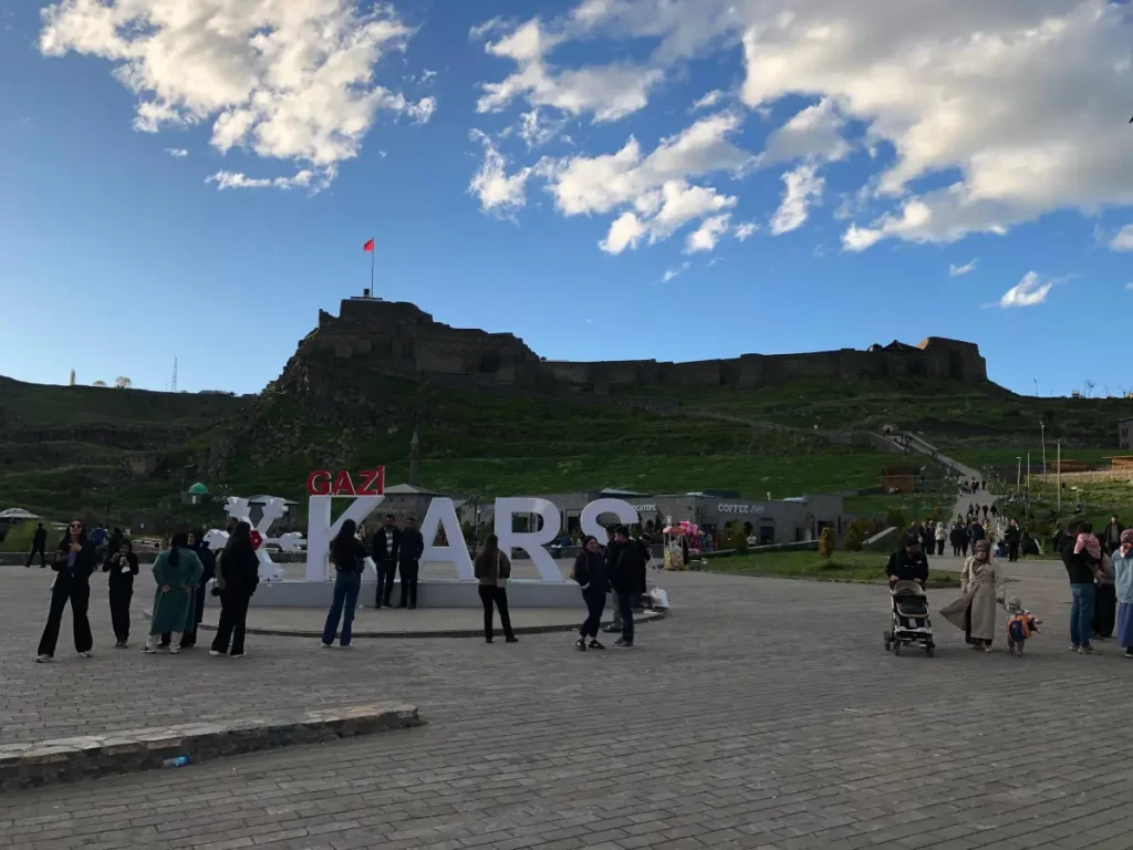 Bayramın son günlerinde Kars’ta şehir turizminin tadını çıkardılar