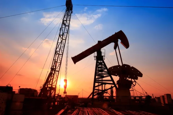 Orta Doğu gerilimi petrolü yükseltti: Brent petrol 104 doları aştı