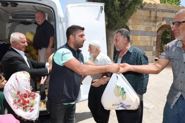 Hatay Büyükşehir Belediyesi vatandaşa ücretsiz kavun dağıttı