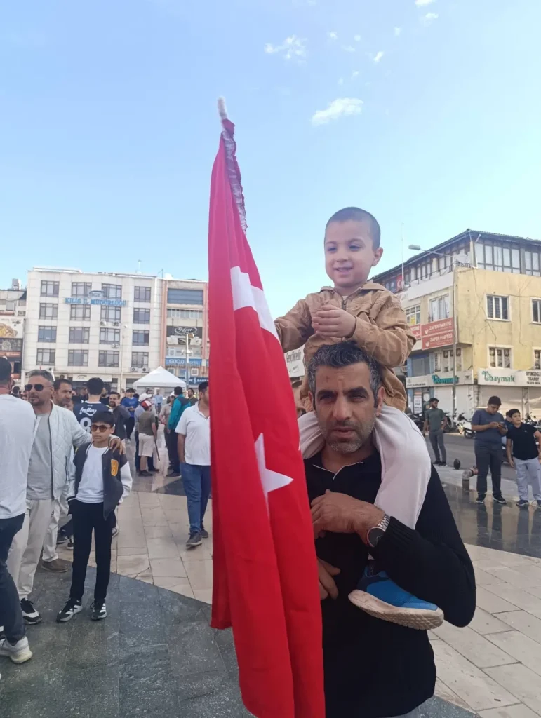 Kilis’te Milli Takım coşkusu: Cumhuriyet Meydanı Avustralya maçı için kırmızı beyaza büründü