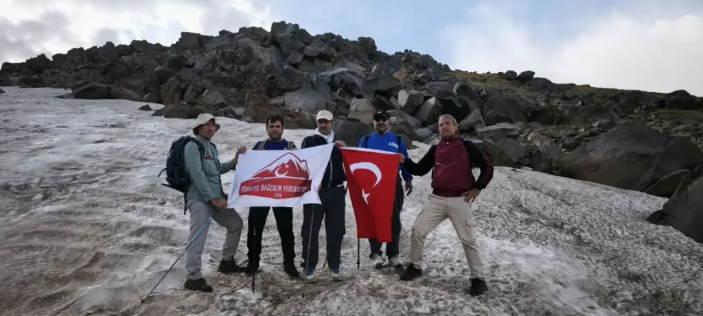 Ağrı’lı Dağcılar “30 Ağustos Zafer bayramı Süphan dağı” tırmanışı yaptı