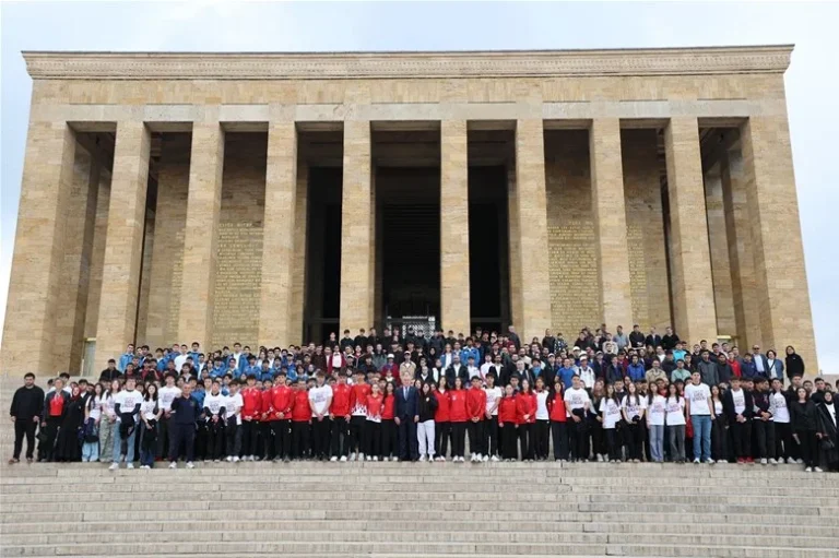 Bakan Bak sporcularla birlikte Anıtkabir’i ziyaret etti