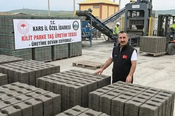 Kars İl Özel İdaresi’nde kilit parke taşı üretimi aralıksız sürüyor