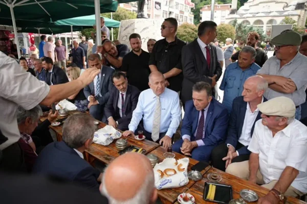 Zafer Partisi Genel Başkanı Ümit Özdağ Pazar’ı ziyaret etti