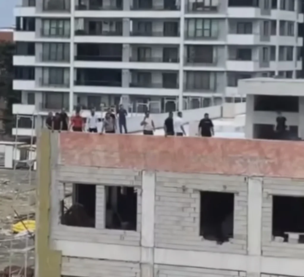 İskenderun’da işçiler çatıya çıktı