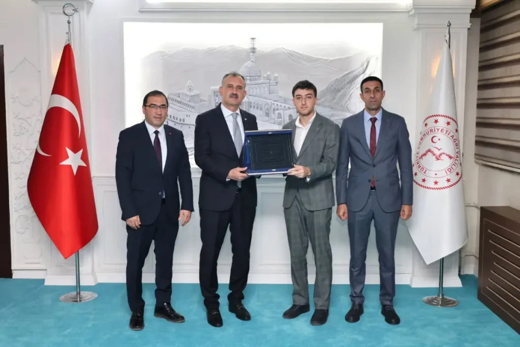 Ağrı Valisi Önder Bozkurt, genç gönüllüyü kabul edip Ahi Sancağı Plaketi’ni aldı