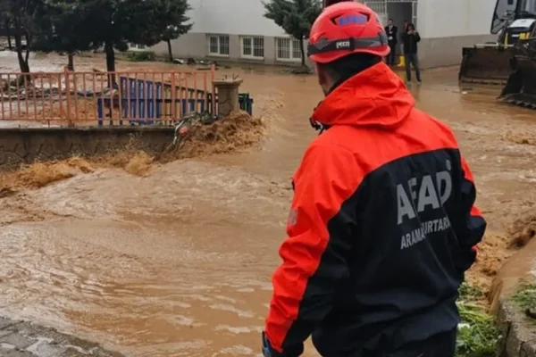 Fırtına ve yağışta can kaybı: 2 ölü, 33 yaralı