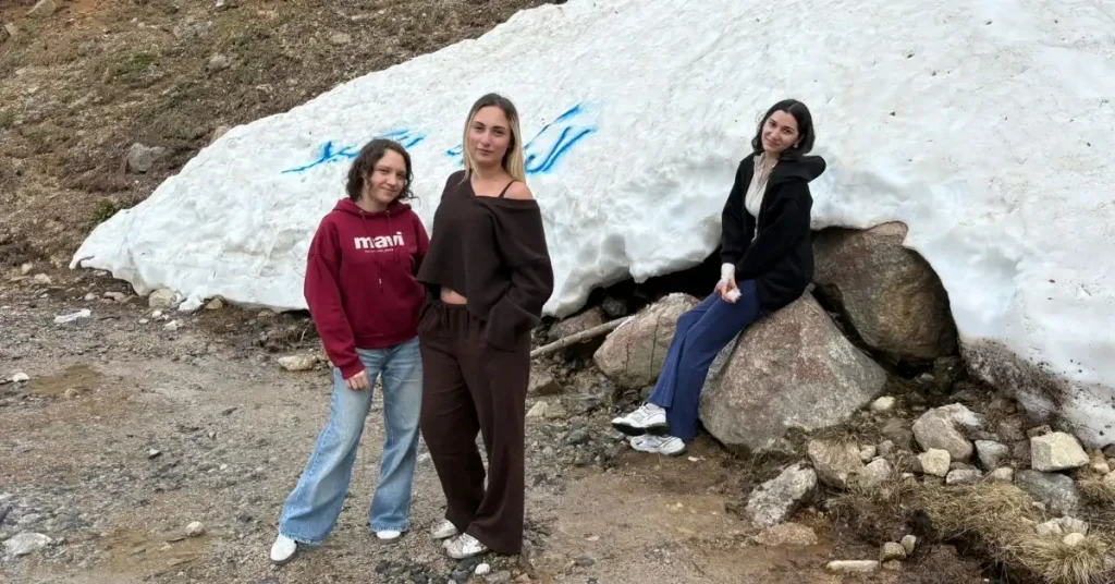 Rize’de Haziran ayının ilk gününde kar topu keyfi