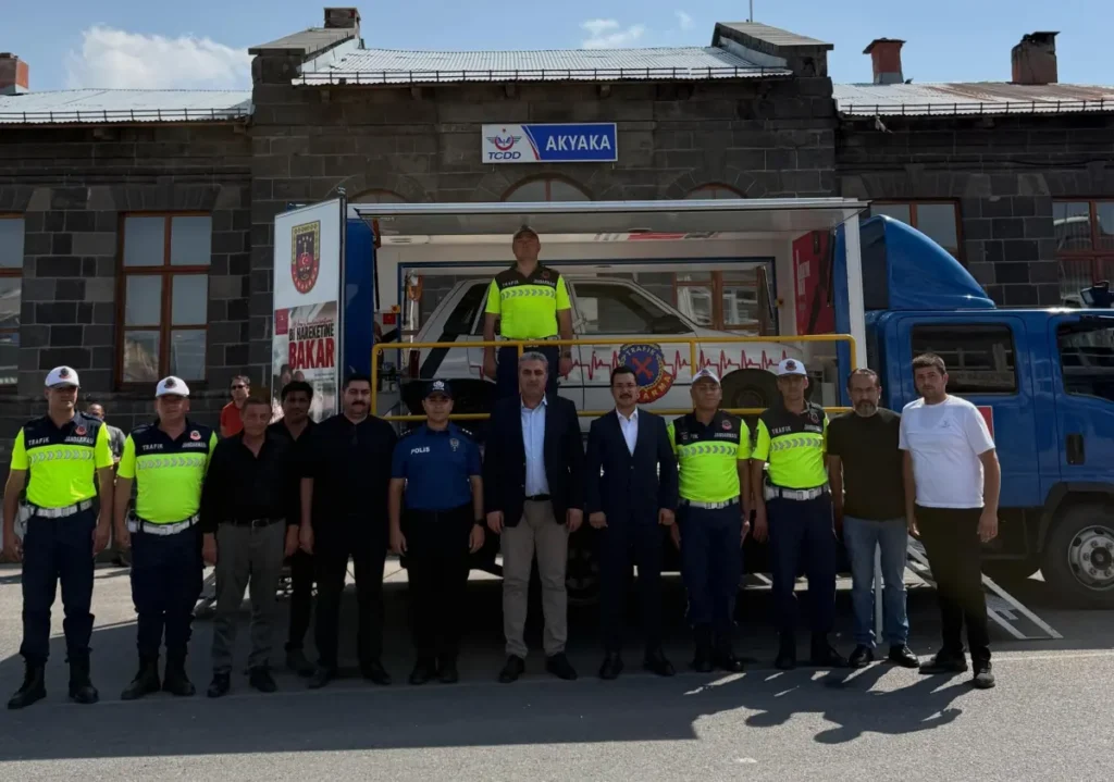 Akyaka’da emniyet kemeri bilinci için simülasyonlu eğitim düzenlendi