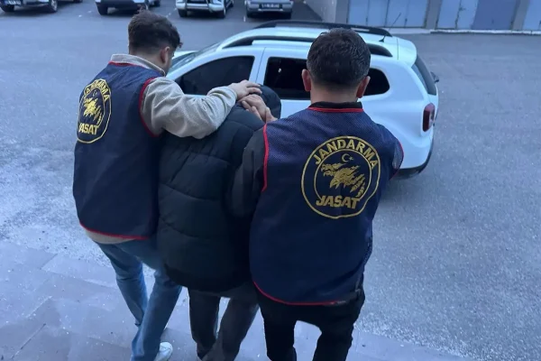 Kars’ta 51 suç kaydıyla aranan ve 42 yıl hapis cezası bulunan şahıs yakalandı
