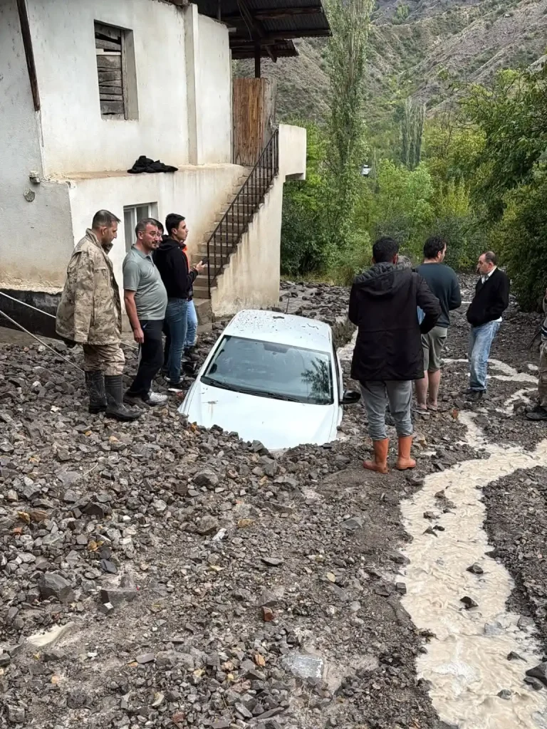 Uzundere’de taşkın: Araçlar çamura gömüldü