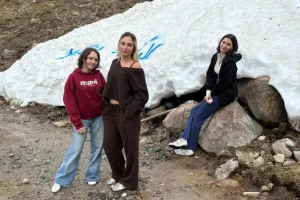 Rize’de Haziran ayının ilk gününde kar topu keyfi