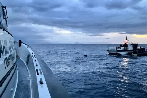 İzmir açıklarında 17 düzensiz göçmen kurtarıldı