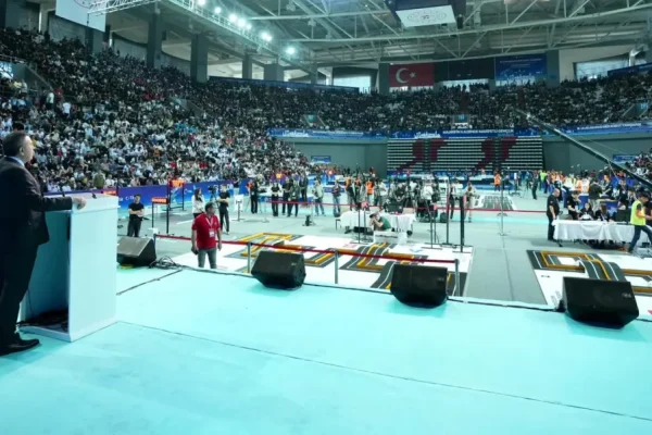 Robot Yarışmasına Binlerce Genç Katıldı