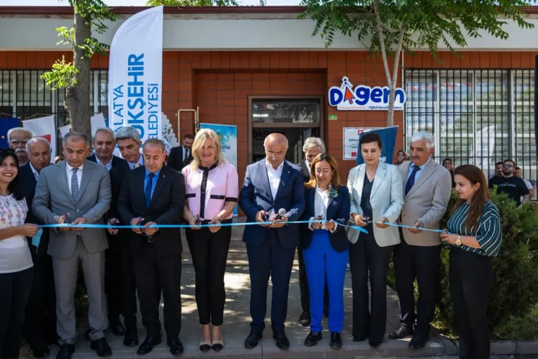 Malatya’da Dijital Gençlik Merkezi hizmete açıldı