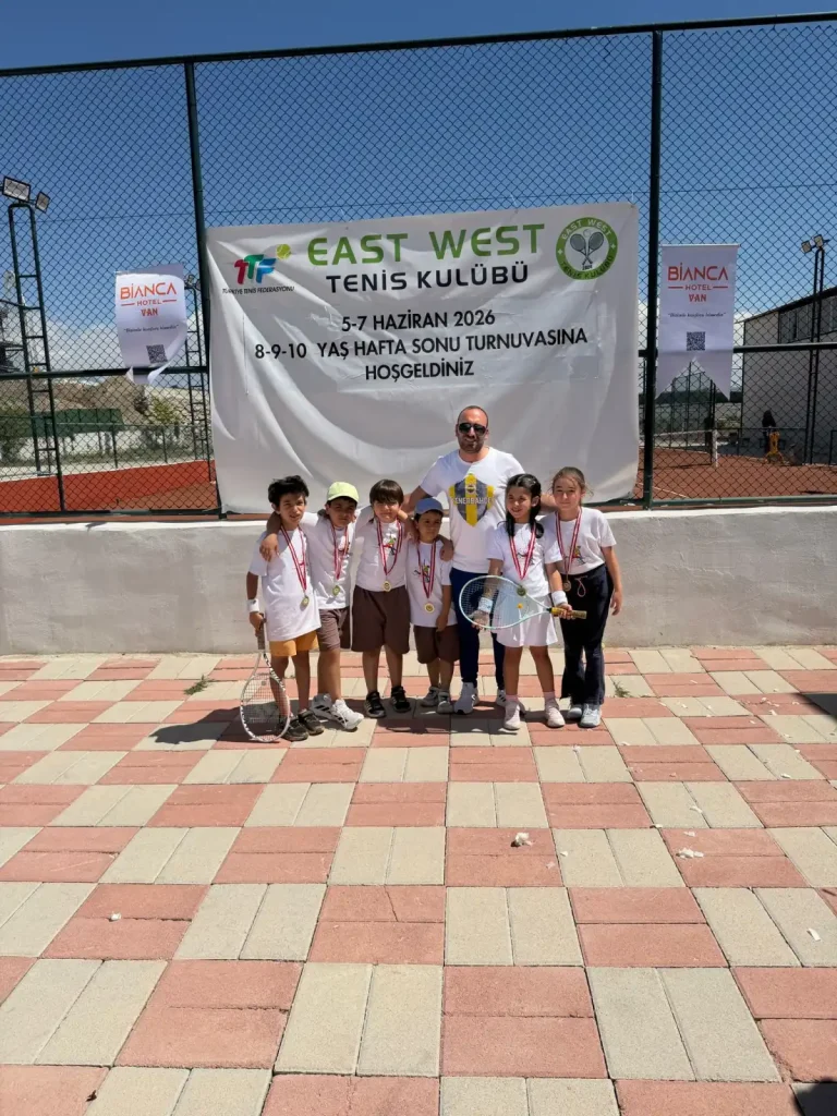 Elazığlı minik raketlerden Van’da başarı