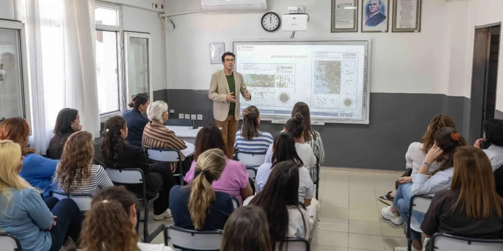 Bornova’da öğretmenlere afet bilinci eğitimi