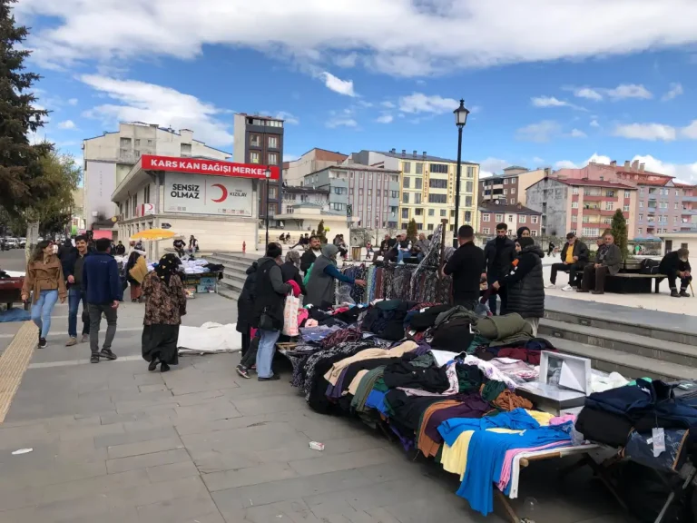 Kars’ta bayram alışverişi: Caddeler renklendi, esnafın yüzü güldü