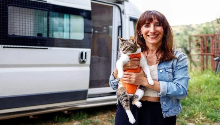 Kedisi için Antalya’da karavan hayatını seçti