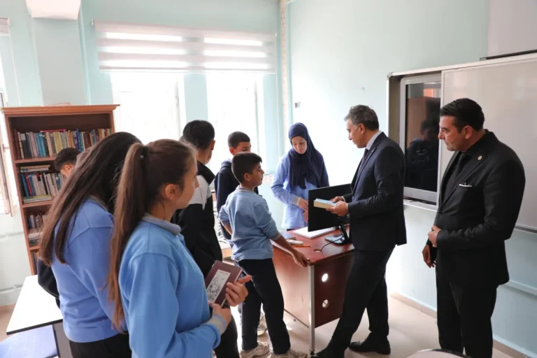 Ağrı’da öğrenciler büyüklerin yaşam deneyimlerini “Bilge Sesler” ile kayıt altına alıyor