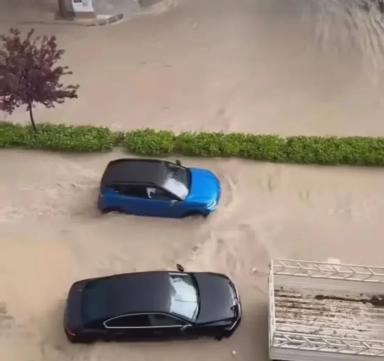 Şiddetli yağış Hatay’da hayatı felç etti