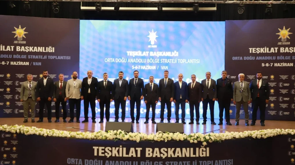 Van’daki teşkilat buluşmasına AK Parti Elazığ heyeti tam kadro katıldı