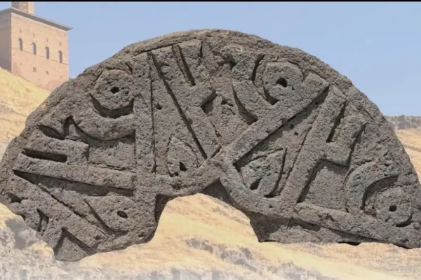 Ani Ören Yeri’nde tarihi keşif: Üzerinde “Hz. Muhammed” yazan taş bulundu