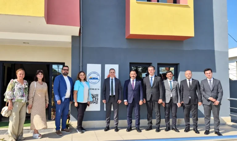 Göç İdaresi heyeti Adana Gönüllüleri Derneği’ni ziyaret etti