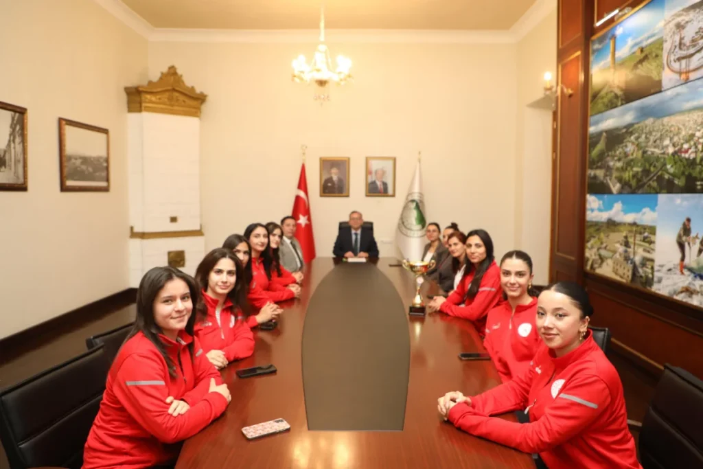 Bölge Şampiyonu YURTLİG Kars Kadın Voleybol Takımı’na Vali Polat’tan tebrik