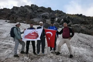 Ağrı’lı Dağcılar “30 Ağustos Zafer bayramı Süphan dağı” tırmanışı yaptı
