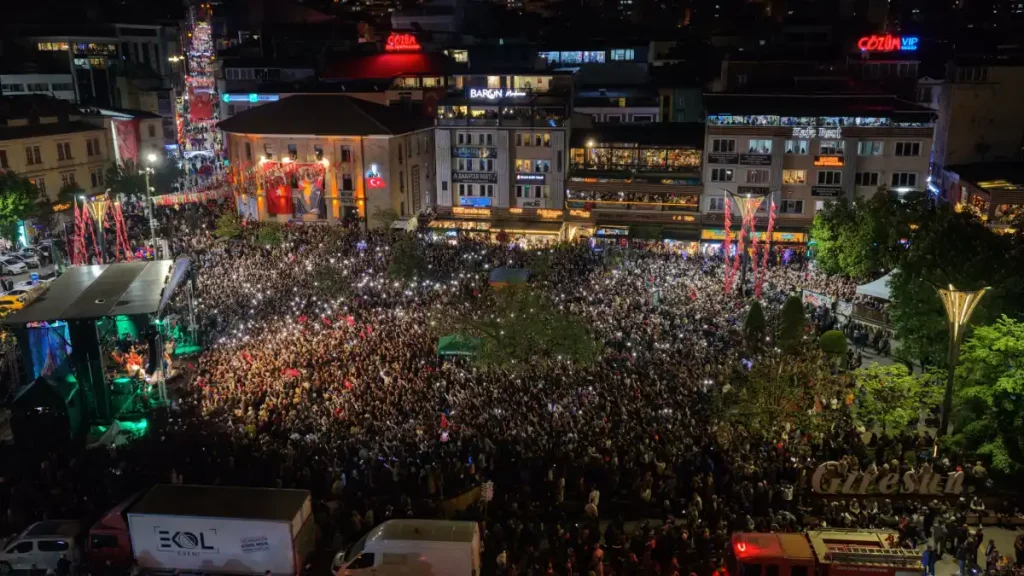 Selda Bağcan Konseri Giresun Atatürk Meydanını dolup taşırdı