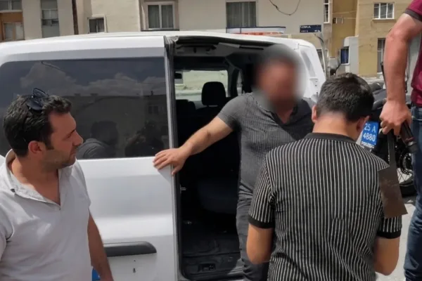 Erzurum’da satırlı firari hükümlü alarmı: Çatıda gerilim dolu dakikalar