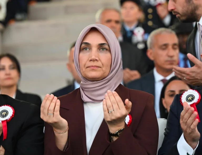 Bakan Yardımcısı Yiğitbaşı genç polisleri tebrik etti: “Allah ayaklarına taş değdirmesin”