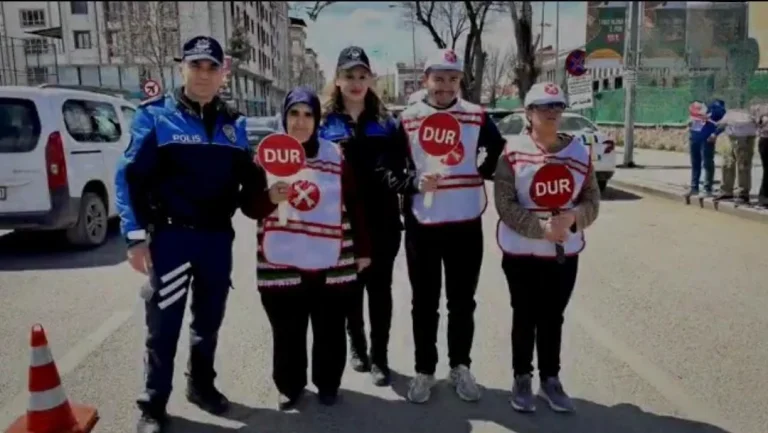 Kars’ta özel gereksinimli öğrencilerden polise hediye
