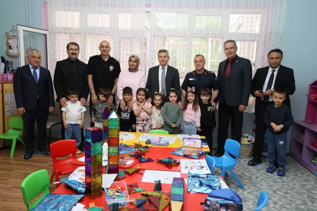 Artvin Valisi Ergün’den okul ziyaretleri