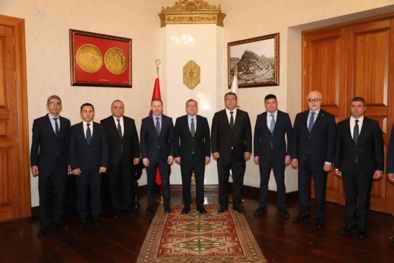 Kars’ta ziyaret: Nahçıvan Ekonomi Bakanı Vali Polat’ı ziyaret etti