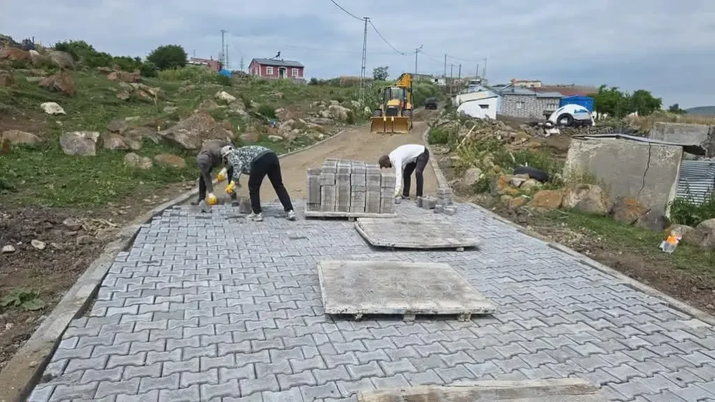 Kars’ta kırsal altyapı atağı: Parke taşı ve asfalt çalışmaları aralıksız sürüyor